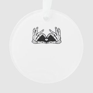 Skelet in de handen van een hart ornament