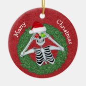Skelet in Pine Christmas Wreath Red Pet Funny Keramisch Ornament (Voorkant)