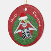 Skelet in Pine Christmas Wreath Red Pet Funny Keramisch Ornament (Links)