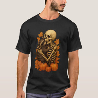 Skelet knuffelt met een wasbeer Herfst sfeer Hallo T-shirt
