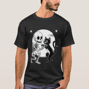 Skelet Knuffelt Zwarte Kat Onder Volle Maan Hallow T-shirt
