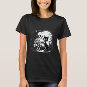 Skelet Knuffelt Zwarte Kat Onder Volle Maan Hallow T-shirt