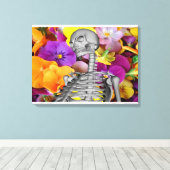 Skelet met bloemen canvas afdruk (Insitu (Houten vloer))