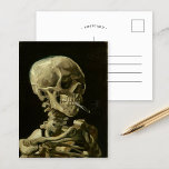 Skelet met brandende sigaret | Vincent van Gogh Briefkaart<br><div class="desc">Skull of a Skeleton with Burning Cigarette (1886) van Vincent van Gogh is een opvallend en onconventioneel stillevenschilderij met een menselijke schedel met een aangestoken sigaret tussen de tanden. De donkere achtergrond versterkt de helderheid van het skelet, terwijl de kleine rookpluim een gevoel van vergankelijkheid en ironie toevoegt. Dit kunstwerk,...</div>