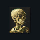 Skelet met brandende sigaret | Vincent van Gogh Canvas Afdruk<br><div class="desc">Skull of a Skeleton with Burning Cigarette (1886) van Vincent van Gogh is een opvallend en onconventioneel stillevenschilderij met een menselijke schedel met een aangestoken sigaret tussen de tanden. De donkere achtergrond versterkt de helderheid van het skelet, terwijl de kleine rookpluim een gevoel van vergankelijkheid en ironie toevoegt. Dit kunstwerk,...</div>