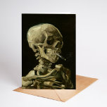Skelet met brandende sigaret | Vincent van Gogh Kaart<br><div class="desc">Skull of a Skeleton with Burning Cigarette (1886) van Vincent van Gogh is een opvallend en onconventioneel stillevenschilderij met een menselijke schedel met een aangestoken sigaret tussen de tanden. De donkere achtergrond versterkt de helderheid van het skelet, terwijl de kleine rookpluim een gevoel van vergankelijkheid en ironie toevoegt. Dit kunstwerk,...</div>