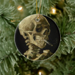 Skelet met brandende sigaret | Vincent van Gogh Keramisch Ornament<br><div class="desc">Skull of a Skeleton with Burning Cigarette (1886) van Vincent van Gogh is een opvallend en onconventioneel stillevenschilderij met een menselijke schedel met een aangestoken sigaret tussen de tanden. De donkere achtergrond versterkt de helderheid van het skelet, terwijl de kleine rookpluim een gevoel van vergankelijkheid en ironie toevoegt. Dit kunstwerk,...</div>