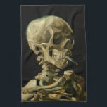 Skelet met brandende sigaret | Vincent van Gogh Theedoek<br><div class="desc">Skull of a Skeleton with Burning Cigarette (1886) van Vincent van Gogh is een opvallend en onconventioneel stillevenschilderij met een menselijke schedel met een aangestoken sigaret tussen de tanden. De donkere achtergrond versterkt de helderheid van het skelet, terwijl de kleine rookpluim een gevoel van vergankelijkheid en ironie toevoegt. Dit kunstwerk,...</div>