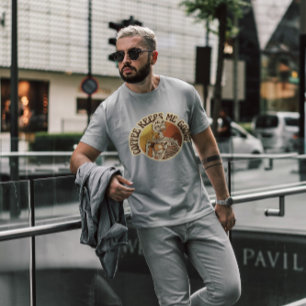 Skelet met koffie-retro-zonnebank t-shirt