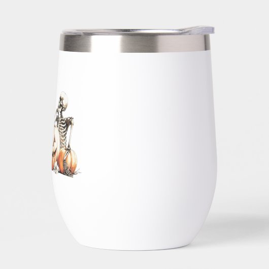 Skelet met pompoen en drink. Halloween. (Links)