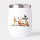 Skelet met pompoen en drink. Halloween. (Voorkant)