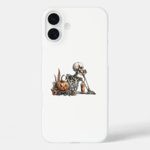 Skelet met pompoen en drink. Halloween iPhone 16 Plus Hoesje