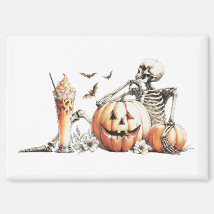 Skelet met pompoen en drink. Halloween. Magneet