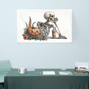 Skelet met pompoen en drink. Halloween Spandoek