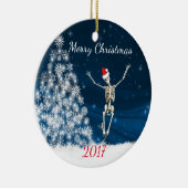 Skelet met Santa Hat "Kerstmis 20xx" Keramisch Ornament (Rechts)