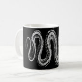 Skelet met slangen koffiemok (Voorkant links)