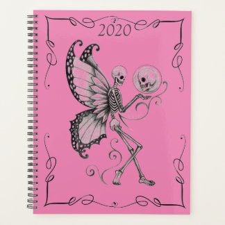 Skelet met vlindervleugels op roze planner