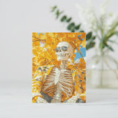 Skelet onder een herfstboom briefkaart (Staand voorkant)
