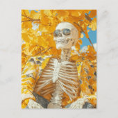 Skelet onder een herfstboom briefkaart (Voorkant)