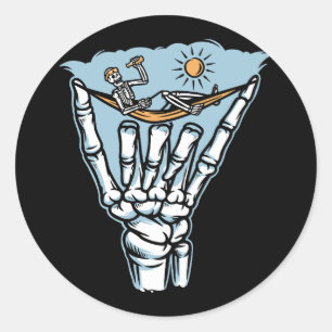 Skelet Ontspannen op Giant Hand Ronde Sticker