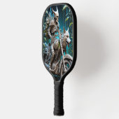 Skelet op een helikopter gemonteerd met een wolf h pickleball paddle (Links)