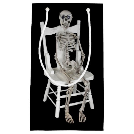 skelet op witte stoel klein cadeauzakje (Voorkant)