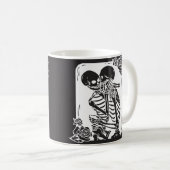 Skelet Paar knuffelen op een Koffiemok (Voorkant rechts)