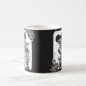 Skelet Paar knuffelen op een Koffiemok (Center)