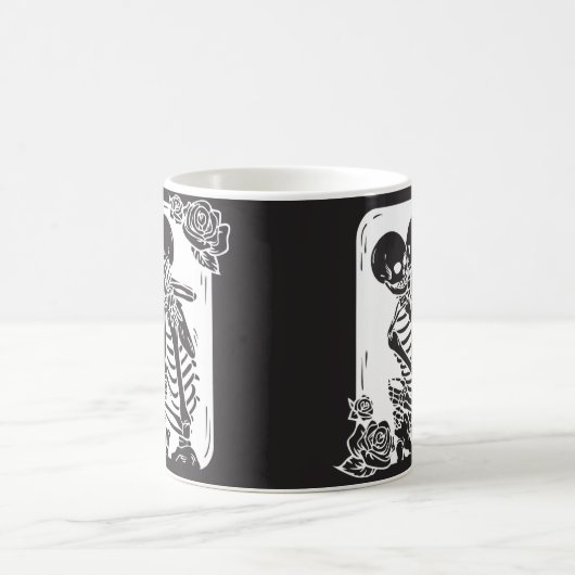 Skelet Paar knuffelen op een Koffiemok (Center)