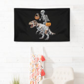 Skelet rijdend op Mummie Dinosaurus T rex Hallowee Spandoek (Insitu)