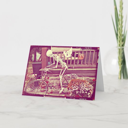 Skelet rijdt op de fiets Fijne Halloween Spooky Kaart (Voorkant)