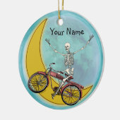 Skelet rijdt op fiets keramisch ornament (Links)
