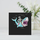 Skelet rijdt op zombie haai Grappig Halloween Cade Kaart (Staand voorkant)