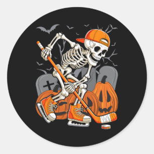 Skelet speelt hockey grappige Halloween mannen vro Ronde Sticker