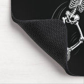 Skelet speelt skelet grappige Halloween mannen jon Muismat (Hoek)
