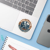 Skelet van de Schurk: Archeologische Grap Sticker (Laptop met iPhone)