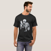 Skelet vasthoudend kat t-shirt (Voorkant volledig)