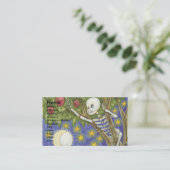 Skelet verbergt zich in boomkunst visitekaartje (Staand voorkant)