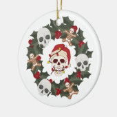 Skelet Versierd Kerstkrans op een Keramisch Ornament (Links)