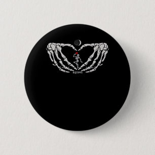 Skelet vrouw met rood in het hart gemaakt van hand ronde button 5,7 cm