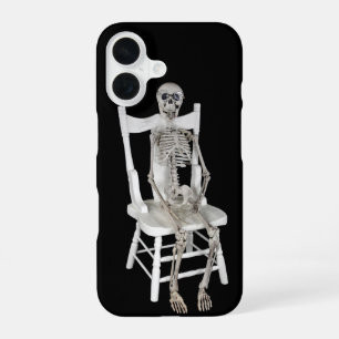 Skelet zittend op een stoel iPhone 16 hoesje