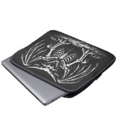 Skeletdraak door BurnsInHell Laptop Sleeve (Voorkant onderkant)