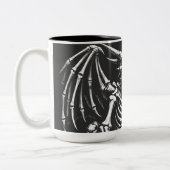 Skeletdraak door BurnsInHell Tweekleurige Koffiemok (Links)