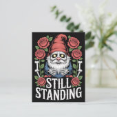 Skeletentuinkabouter met rozen en tekst feestdagenkaart (Staand voorkant)