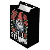 Skeletentuinkabouter met rozen en tekst medium cadeauzakje (Voorkant Gekanteld)