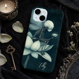 Skeletfee op maanverlichte lotusbloem aangepaste n iPhone 15 case