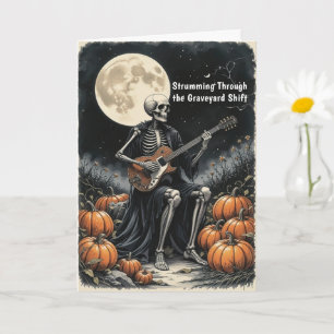 Skeletgitarist onder volle maan met pompoenen kaart