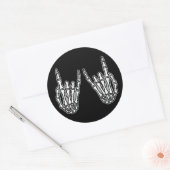 Skelethanden rots en rol ronde sticker (Envelop)