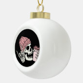 Skeletkop met Pet op een Keramische Bal Ornament (Rechts)