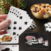 Skeletkop met Pet op Pokerkaarten (Insitu)